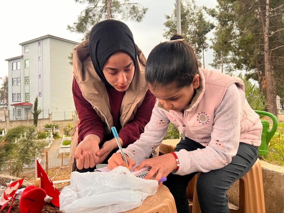 Saldırıda hayatını kaybeden &ouml;ğrencilerin mezarlarına bırakılan notlar duygulandırıyor