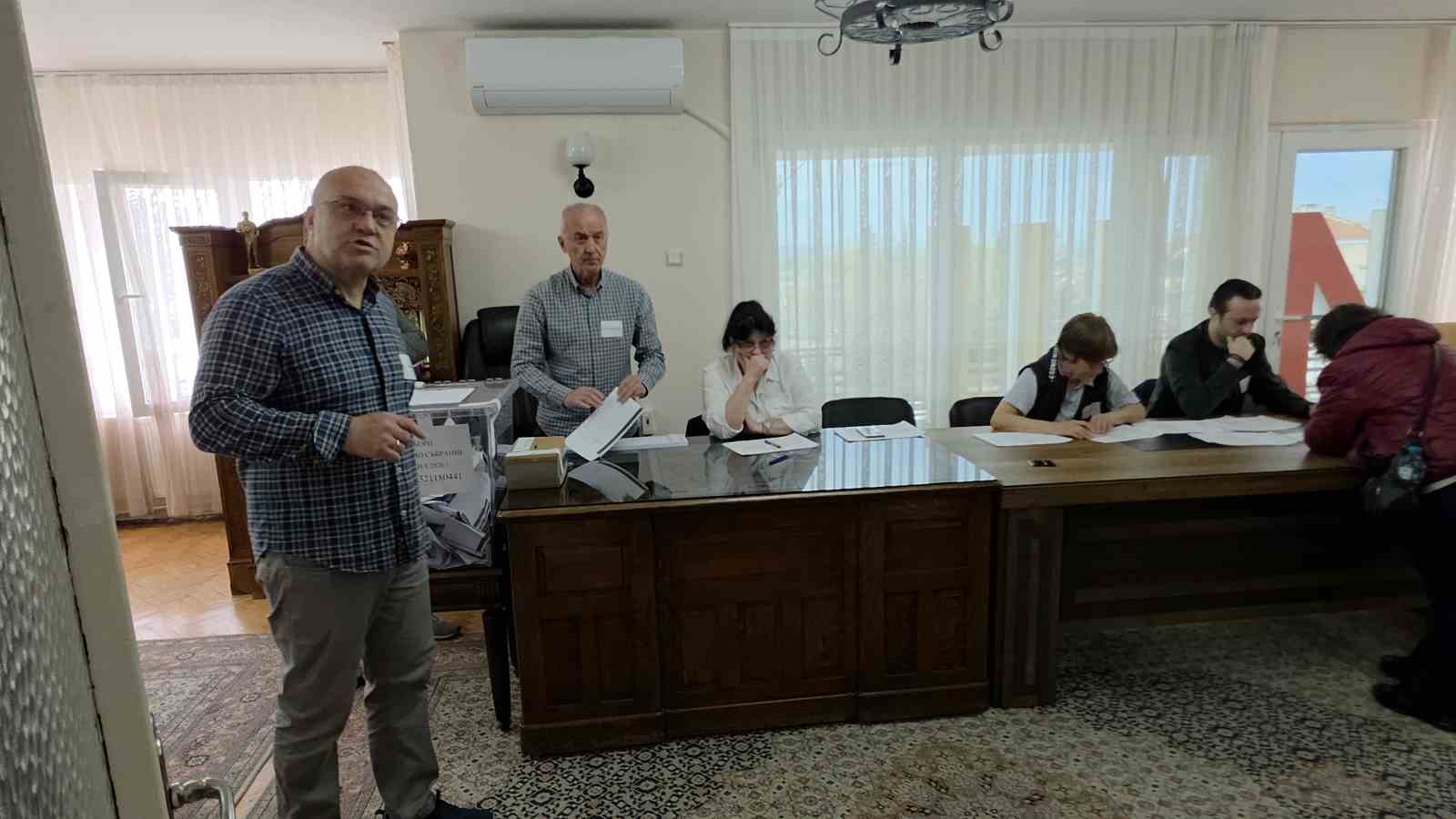 Edirne&rsquo;de &ccedil;ifte vatandaşlar Bulgaristan se&ccedil;imleri i&ccedil;in sandık başında
