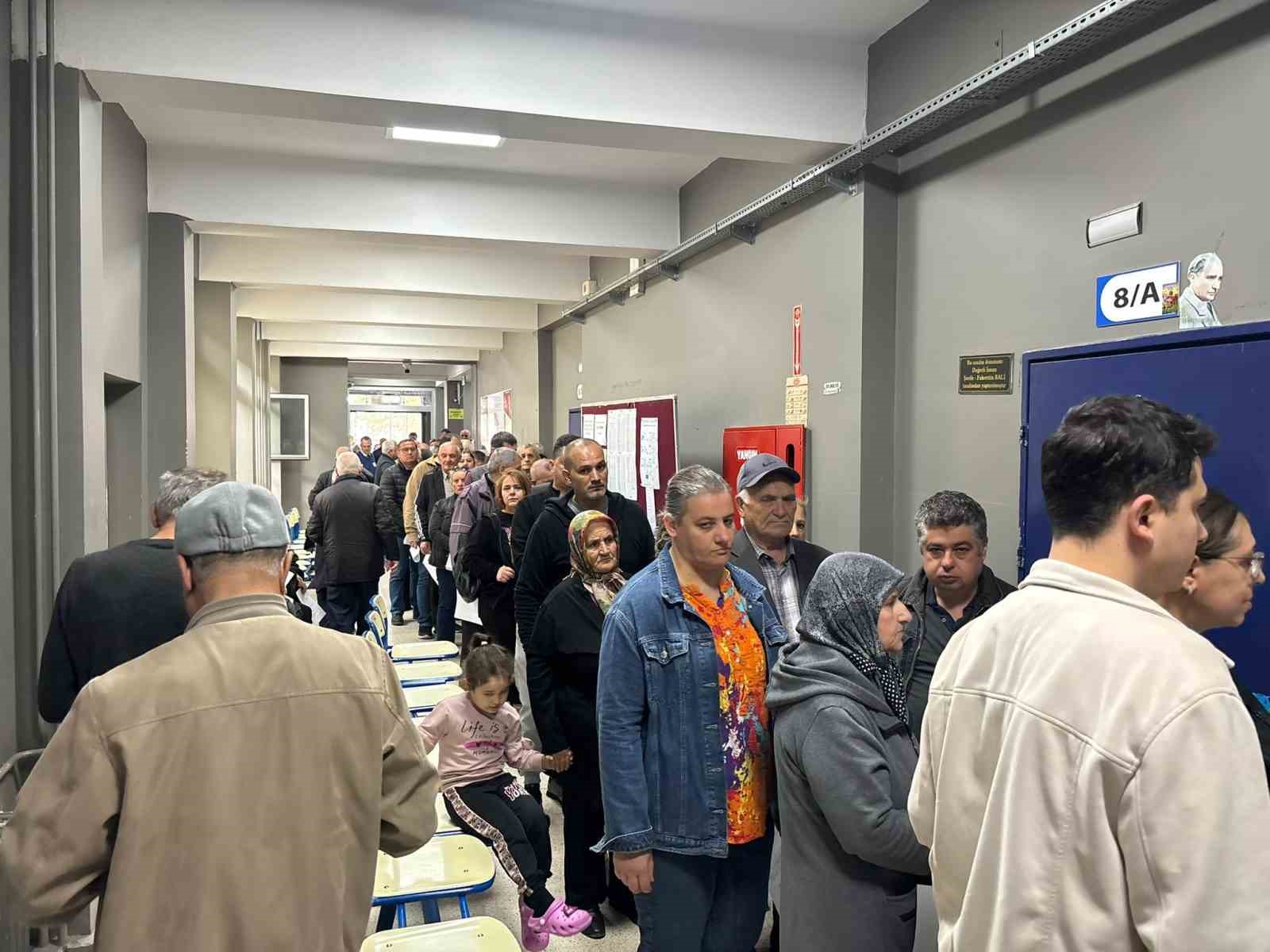 Kırklareli&rsquo;nde Bulgaristan se&ccedil;imleri i&ccedil;in &ccedil;ifte vatandaşlar sandık başına gitti
