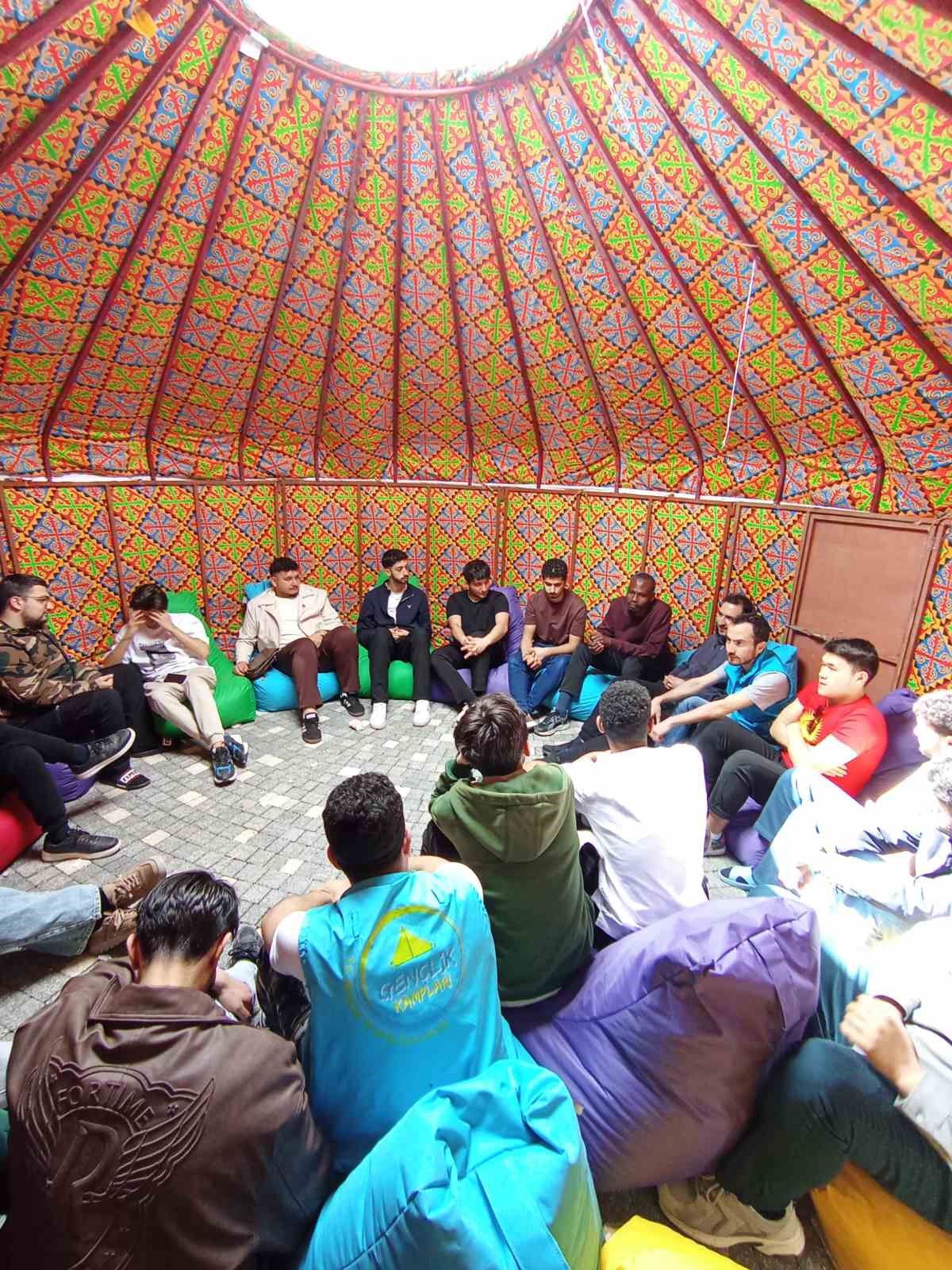 Sivas&rsquo;ta eğitim g&ouml;ren uluslararası &uuml;niversite &ouml;ğrencileri, T&uuml;rk D&uuml;nyası Gen&ccedil;lik Kampı&rsquo;nda bir araya geldi
