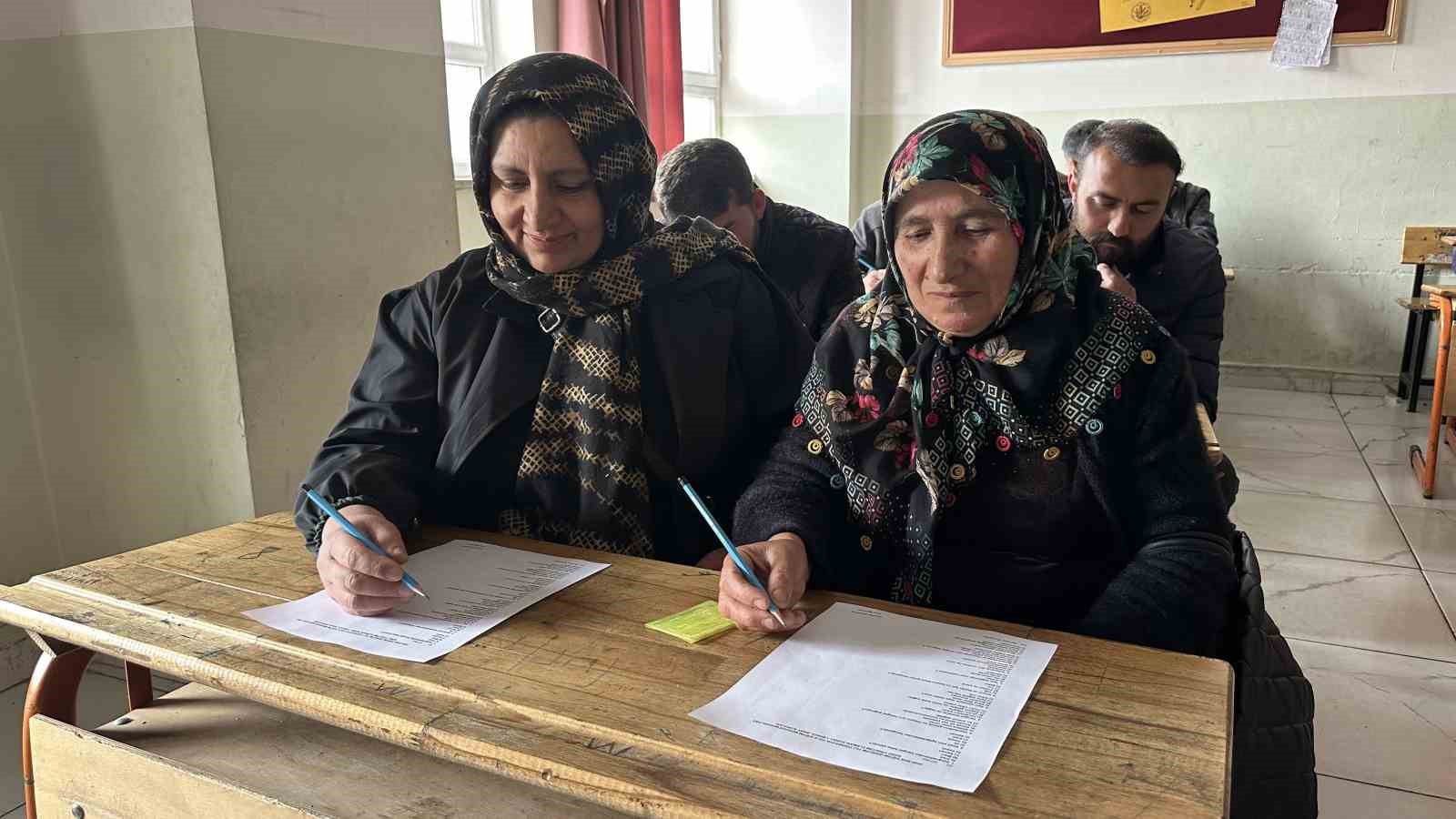 Meralardan sınıflara: Y&uuml;ksekovalı &ccedil;ift&ccedil;iler bu kez sıralarda ter d&ouml;kt&uuml;
