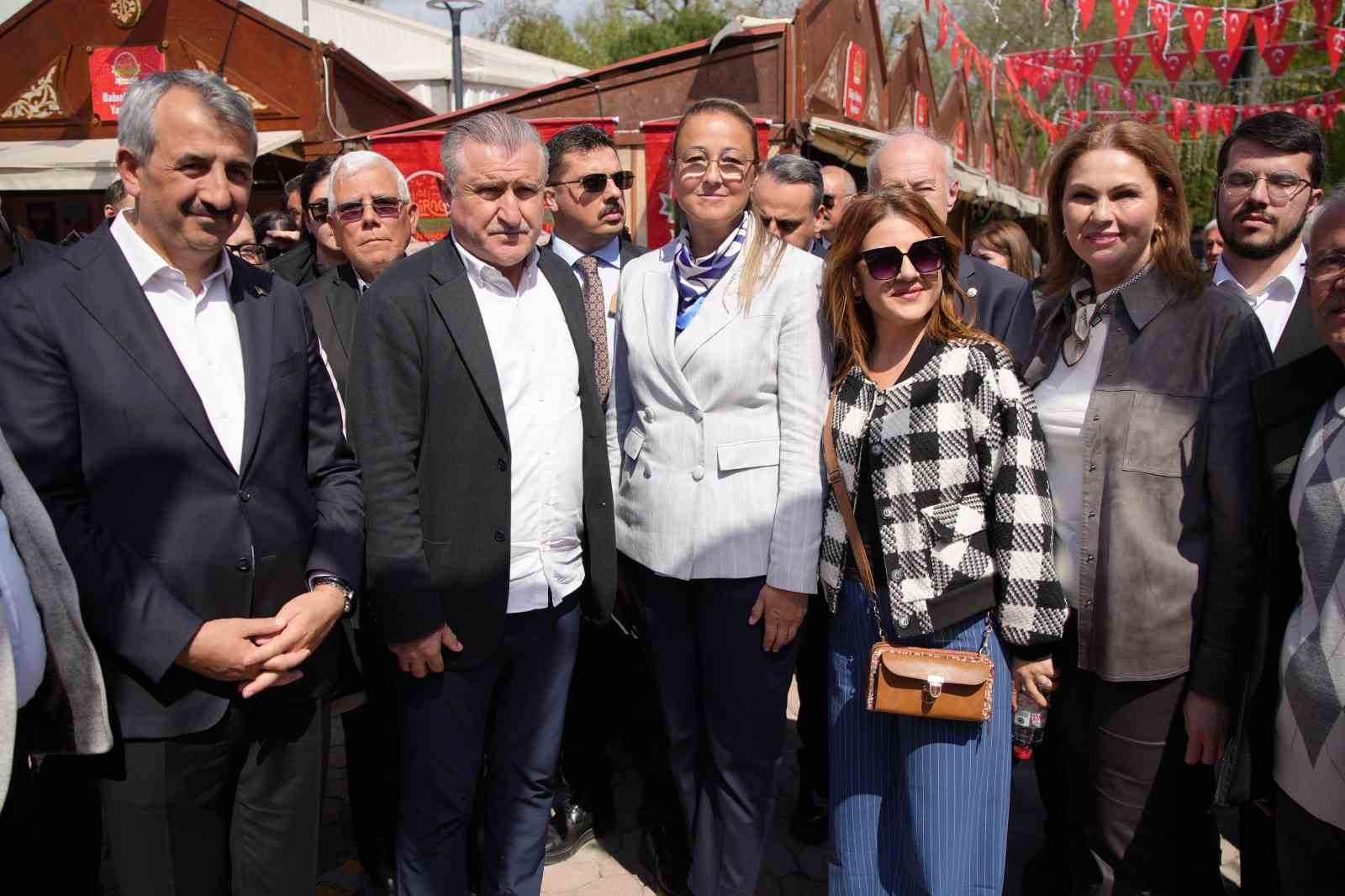 Bakan Bak: "L&uuml;tfen &ccedil;ocuklarınızla konuşun, &ccedil;ocuklarınıza sarılın, &ccedil;ocuklarınıza sevginizi aktarın"
