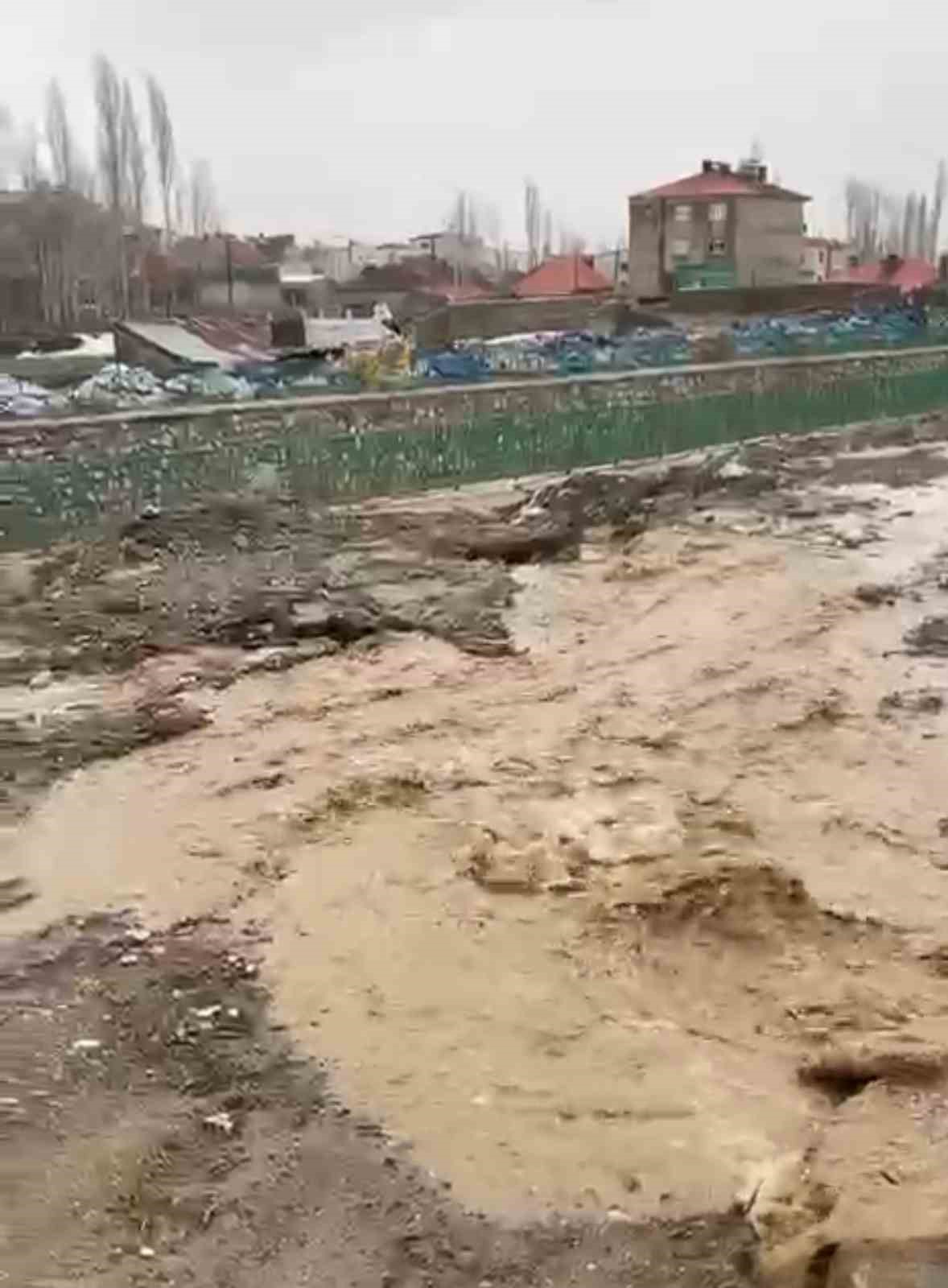 Y&uuml;ksekova&rsquo;da istinat duvarı &ccedil;&ouml;kt&uuml;
