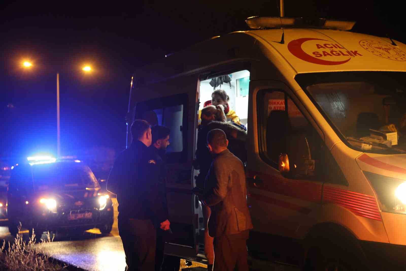 Kazada yaralanan kardeşi ile aynı ambulansa binmek isteyen yaralı ekiplere zor anlar yaşattı
