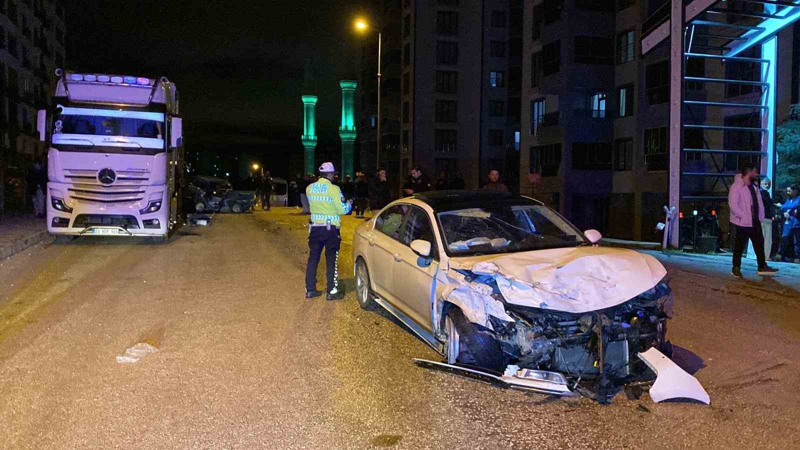 Kazaya karışan otomobil, park halindeki tıra &ccedil;arptı: 1&rsquo;ağır 4 yaralı
