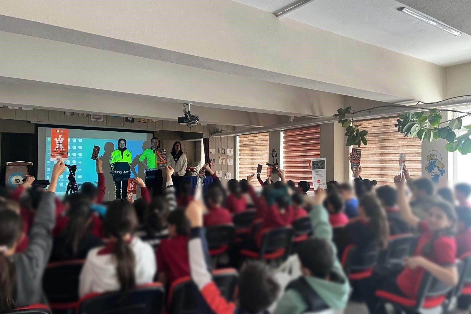 Kemah&rsquo;ta &ouml;ğrenci ve &ouml;ğretmenlere trafik eğitimi verildi
