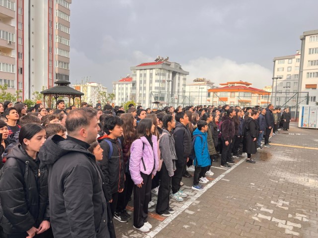 Kahramanmaraş&rsquo;ta &ouml;ğrenciler, saldırıda hayatını kaybedenler i&ccedil;in dua etti