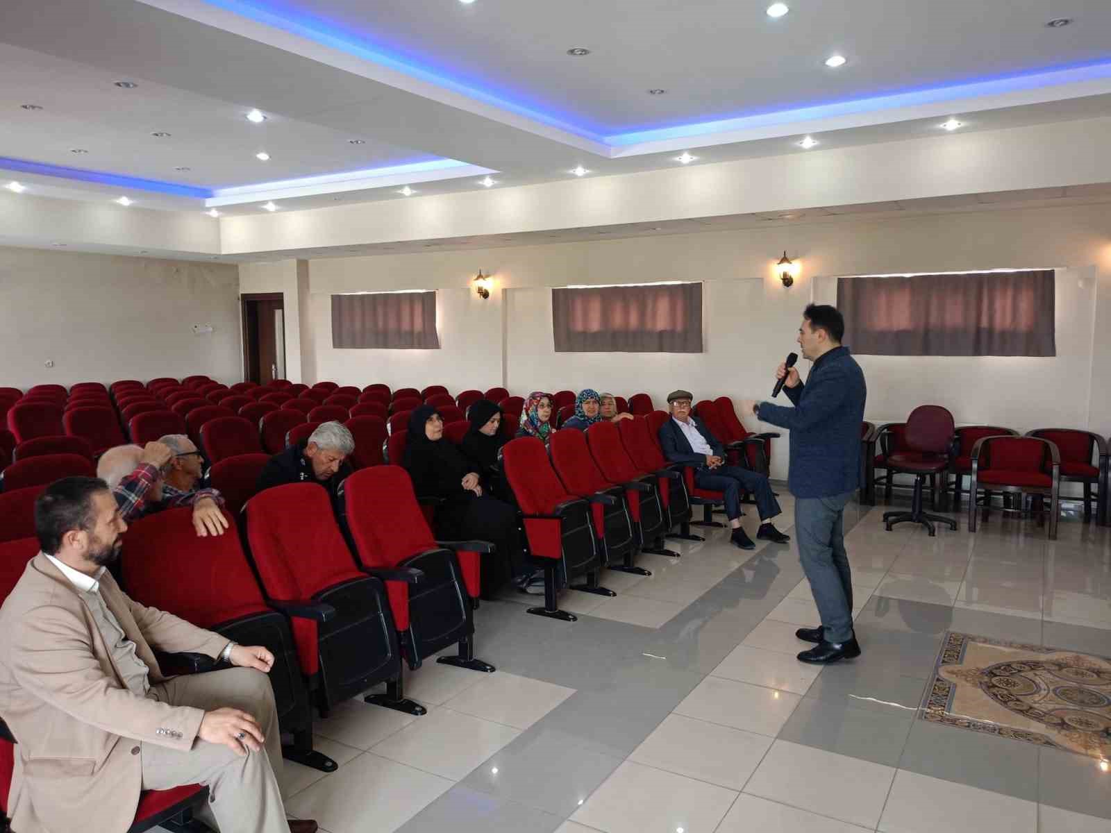 &Ccedil;ine&rsquo;de hacı adaylarına y&ouml;nelik bilgilendirme semineri

