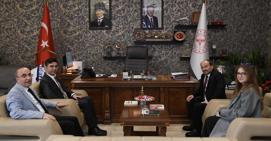 ET&Uuml; &Ouml;ğrencisi Gizem Nur &Uuml;nl&uuml;, Rekt&ouml;r &Ccedil;akmak&rsquo;ın yoğun &ccedil;alışma g&uuml;n&uuml;ne eşlik etti
