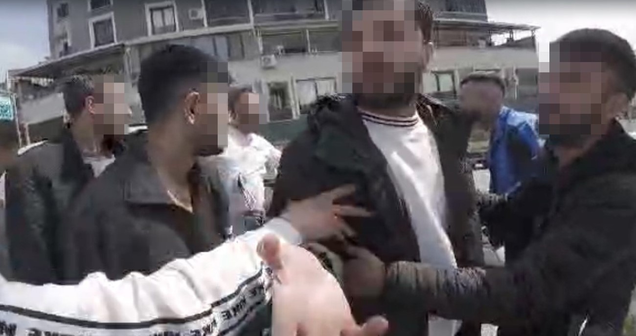 Korna &ccedil;aldı, darp edildi: Trafik magandaları kameraya yansıdı