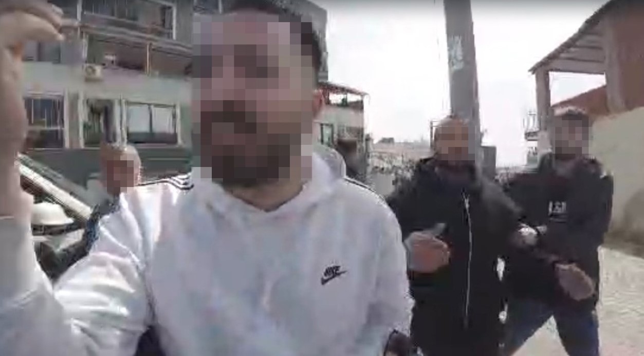 Korna &ccedil;aldı, darp edildi: Trafik magandaları kameraya yansıdı