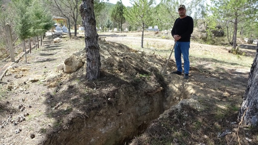 Dokuz kez &ouml;l&uuml;mden d&ouml;nd&uuml;, mezarını kazmaya başladı