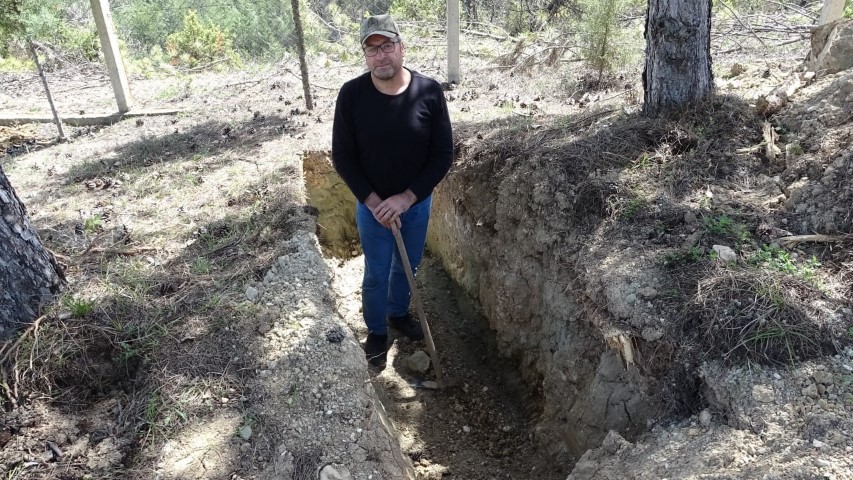 Dokuz kez &ouml;l&uuml;mden d&ouml;nd&uuml;, mezarını kazmaya başladı