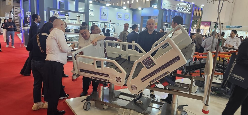Rekt&ouml;r &Ouml;z&ouml;l&ccedil;er, T&uuml;rkiye&rsquo;nin en b&uuml;y&uuml;k sağlık fuarına katıldı
