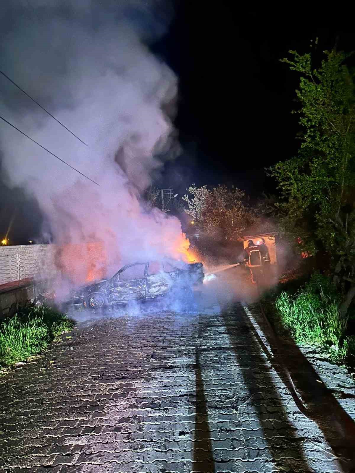 Keşan&rsquo;da park halindeki otomobilde &ccedil;ıkan yangın s&ouml;nd&uuml;r&uuml;ld&uuml;
