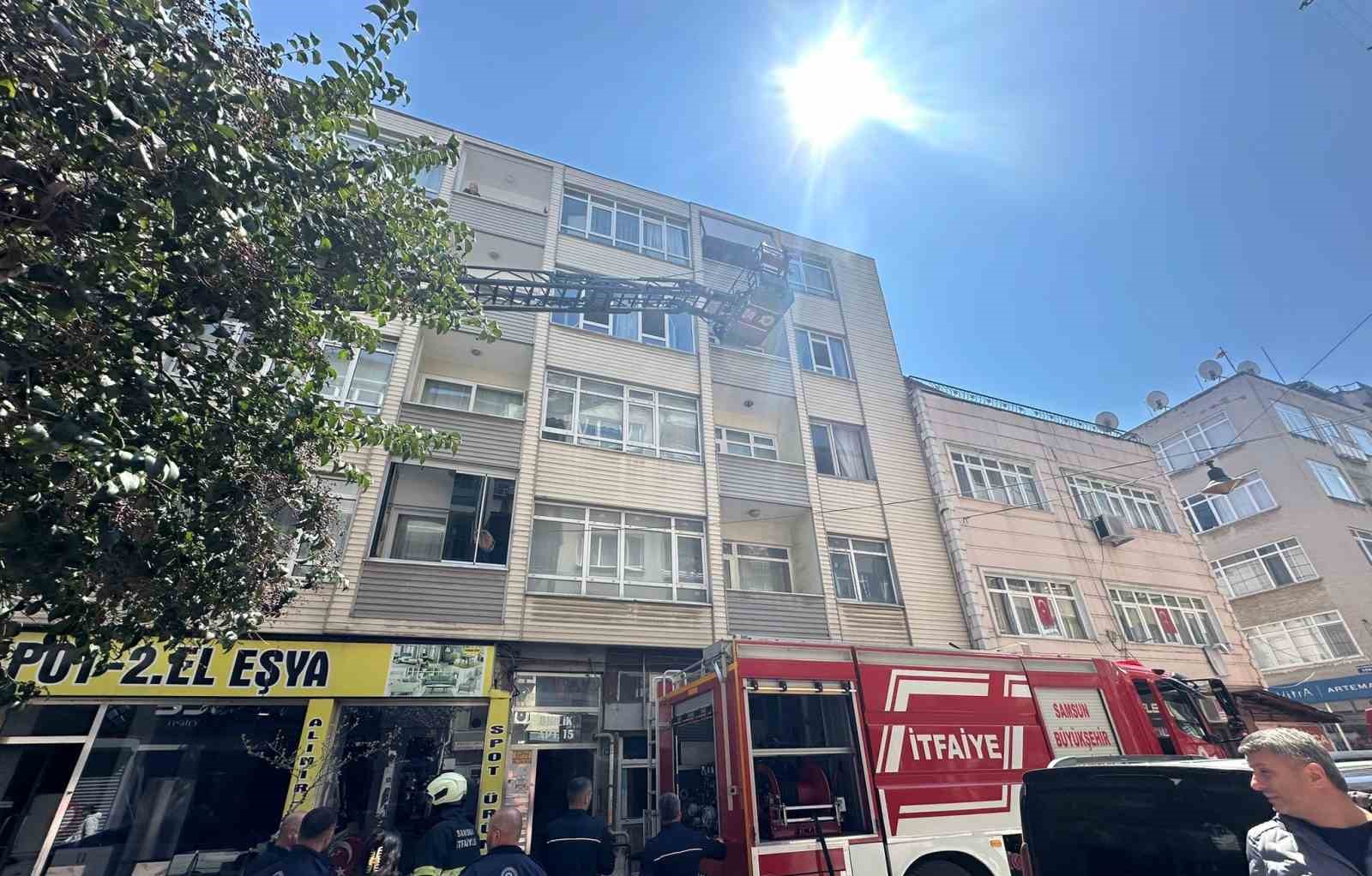 Balkonda yanan kitaplar paniğe neden oldu
