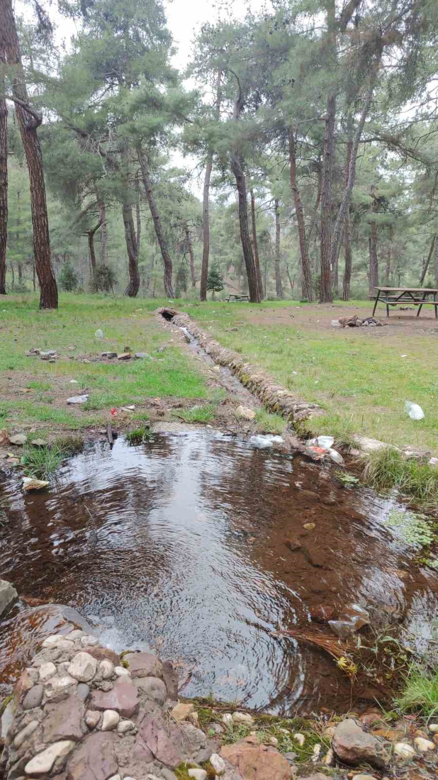 &Ccedil;eşmeden maden suyu i&ccedil;mek isteyen vatandaşlar La&ccedil;in&rsquo;e geliyor
