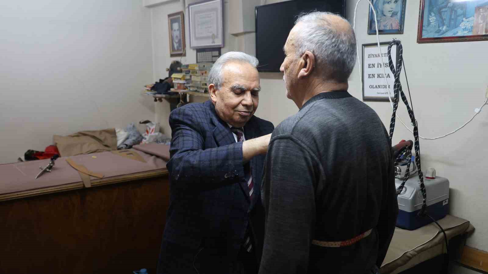 Terziliğe başladığı d&uuml;kkanda emekli oldu
