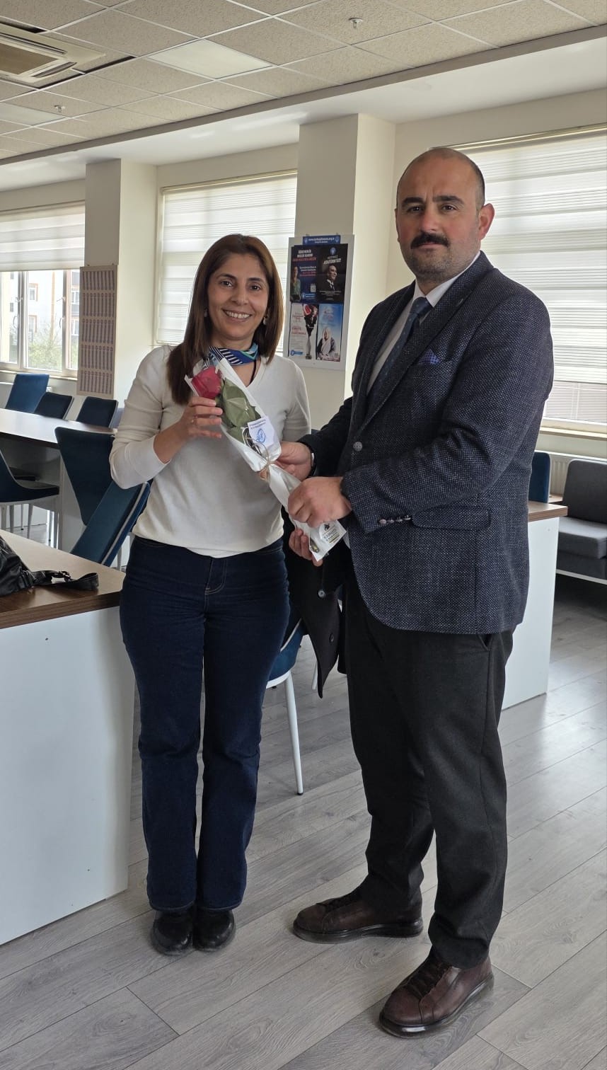 Okullarda &ouml;ğrenciler T&uuml;rk Bayrağı ile karşılandı
