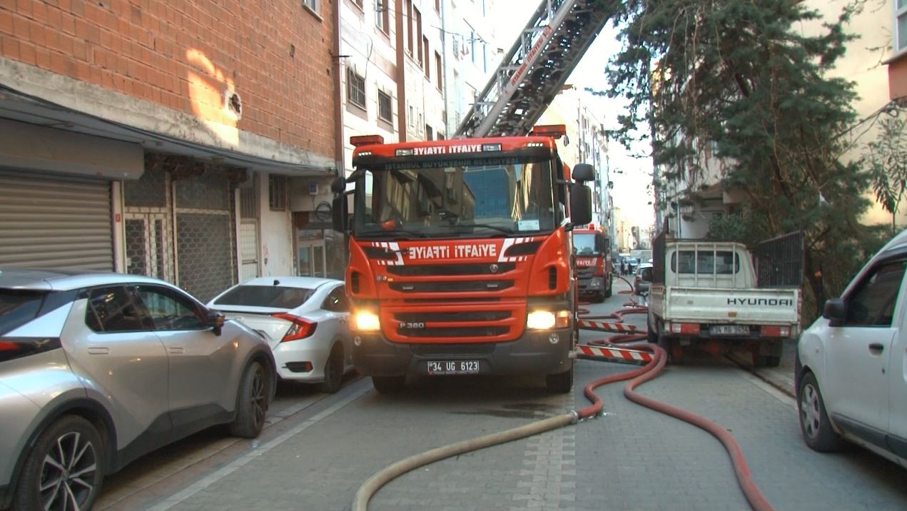 Esenyurt&rsquo;ta &ccedil;atıda &ccedil;ıkan yangın 3 binaya sı&ccedil;radı
