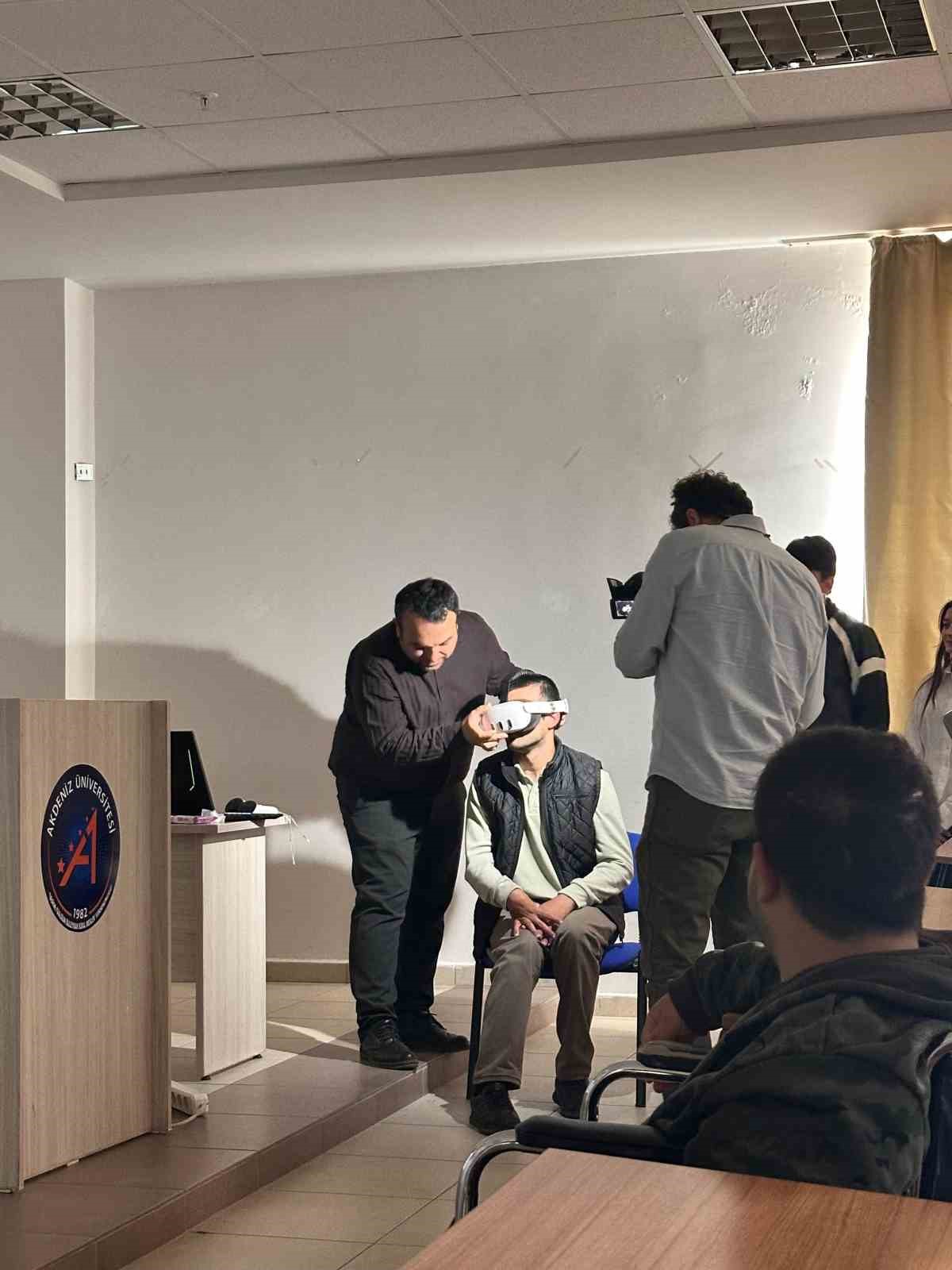 Fiziksel engelli bireyler Aspendos Antik Tiyatrosu&rsquo;nu VR g&ouml;zl&uuml;kleri ile sanal ortamda gezdi
