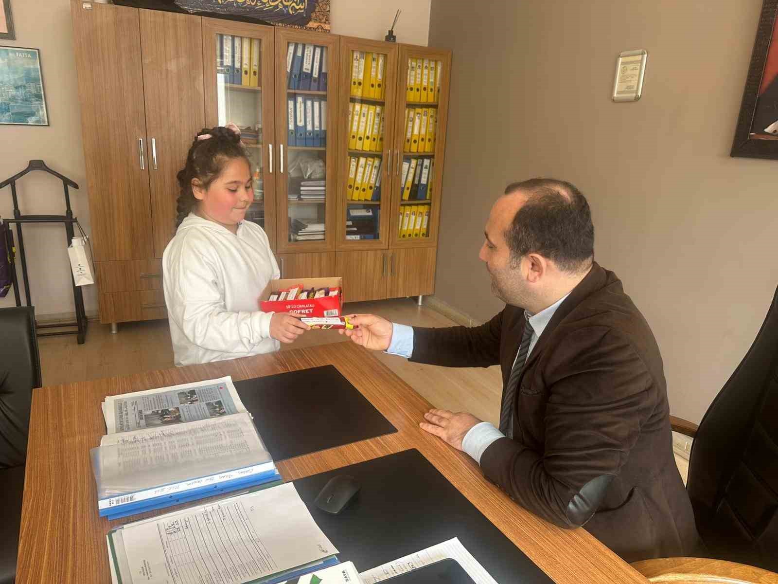 K&uuml;&ccedil;&uuml;k Aysima&rsquo;dan &ouml;ğretmenlerine duygulandıran s&uuml;rpriz
