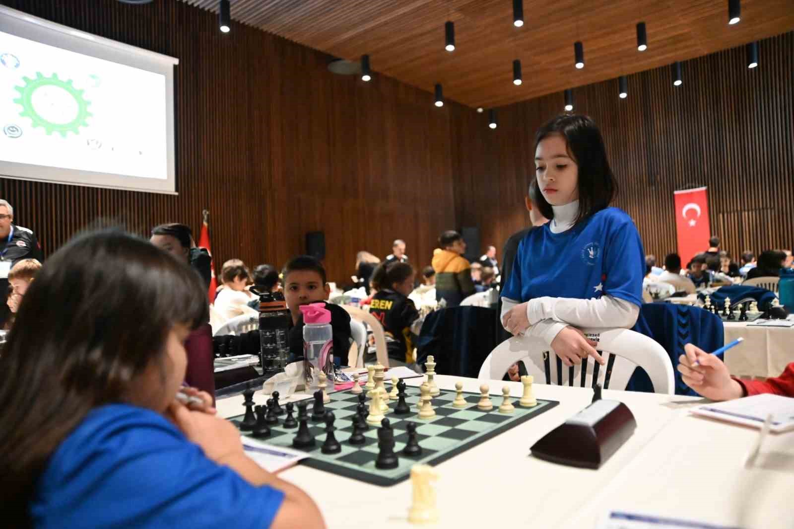 Tekirdağ&rsquo;da hamleler 23 Nisan i&ccedil;in yapıldı, satran&ccedil; turnuvasında şampiyonlar belirlendi
