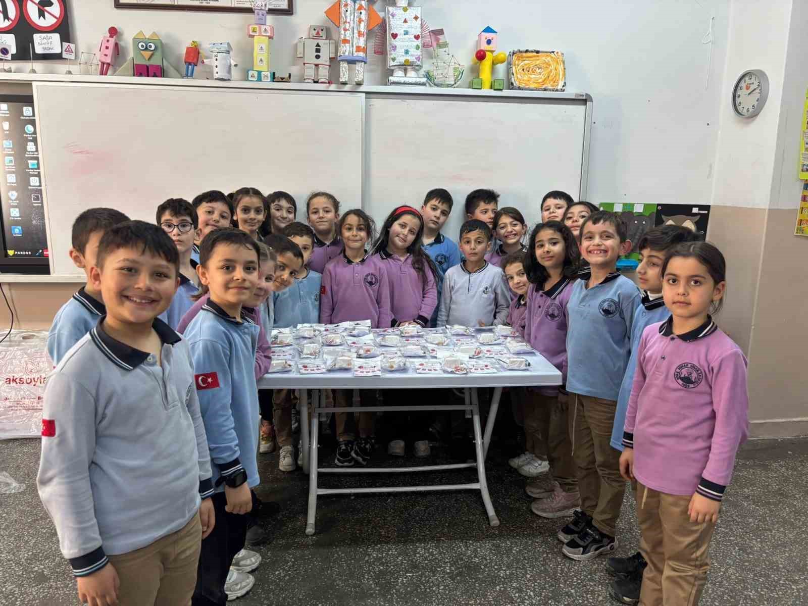 Minik eller yiğit y&uuml;rekler i&ccedil;in mektup yazdı, yiğitlerin cevabı gecikmedi
