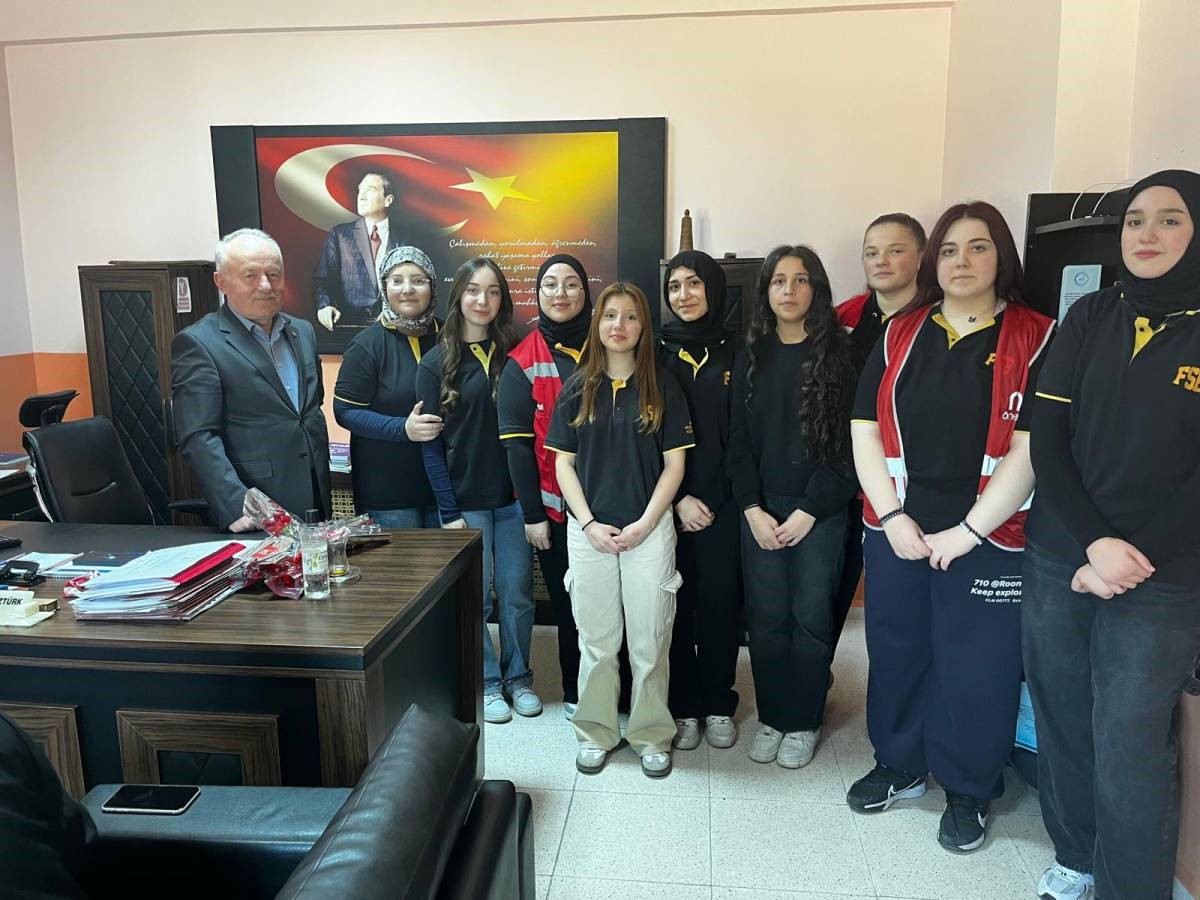 Sinop&rsquo;ta &ouml;ğrencilerden &ouml;ğretmenlere &ccedil;i&ccedil;ek
