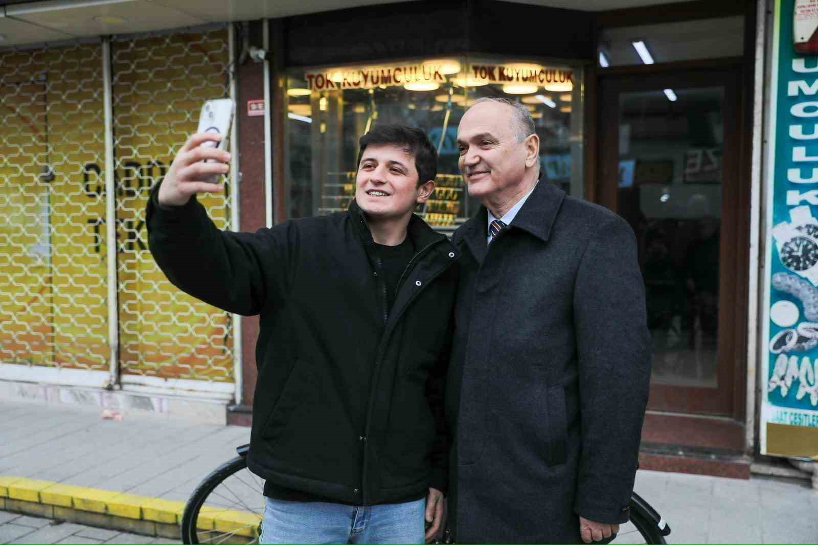 Başkan &Ouml;zl&uuml; sahada vatandaşın talep ve sorunlarını yerinde dinliyor
