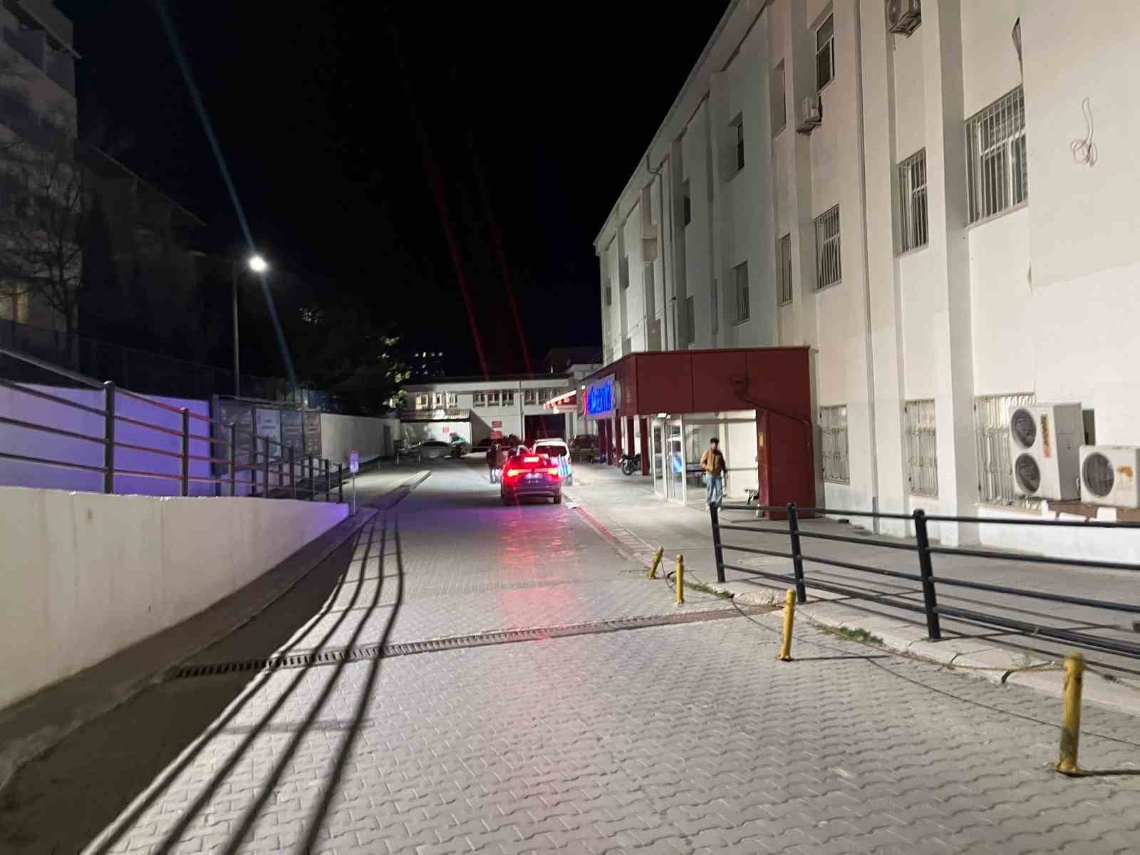 &lsquo;Yan bakma&rsquo; kavgasında bı&ccedil;aklanan 1 kişi ağrı yaralandı
