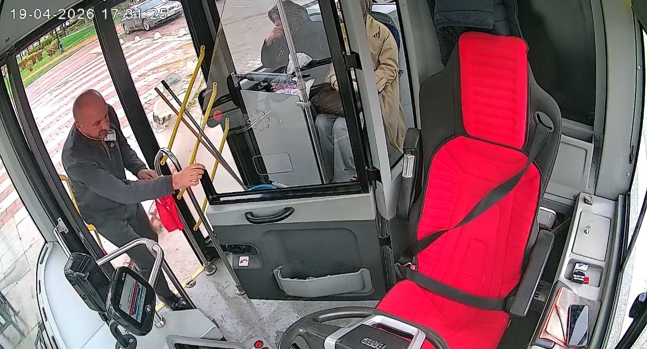 Malatya&rsquo;da otob&uuml;s şof&ouml;r&uuml;n&uuml;n bayrak hassasiyeti
