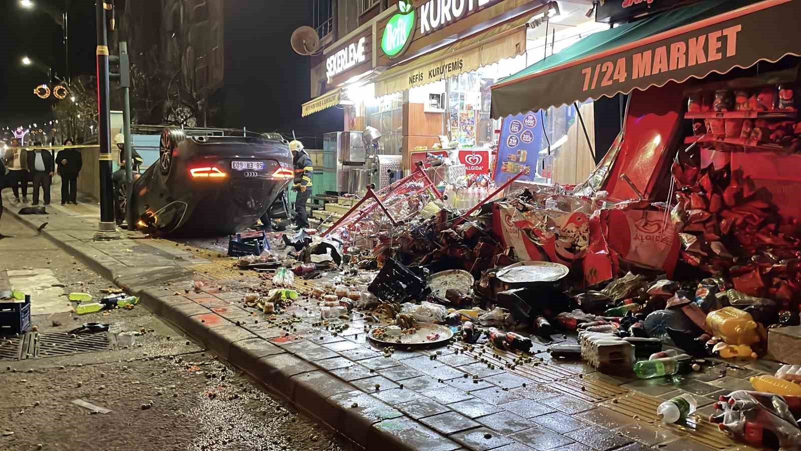 Kontrolden &ccedil;ıkan otomobil 2 iş yerine &ccedil;arparak devrildi
