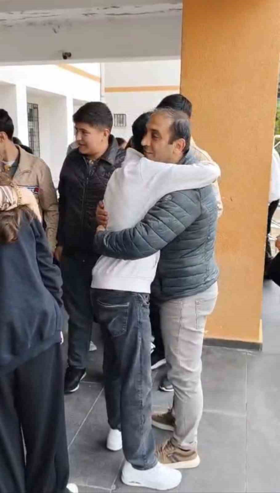 Diyarbakır&rsquo;da &ouml;ğrenciler, &ouml;ğretmenlerini &ccedil;i&ccedil;eklerle karşılayıp sarıldı
