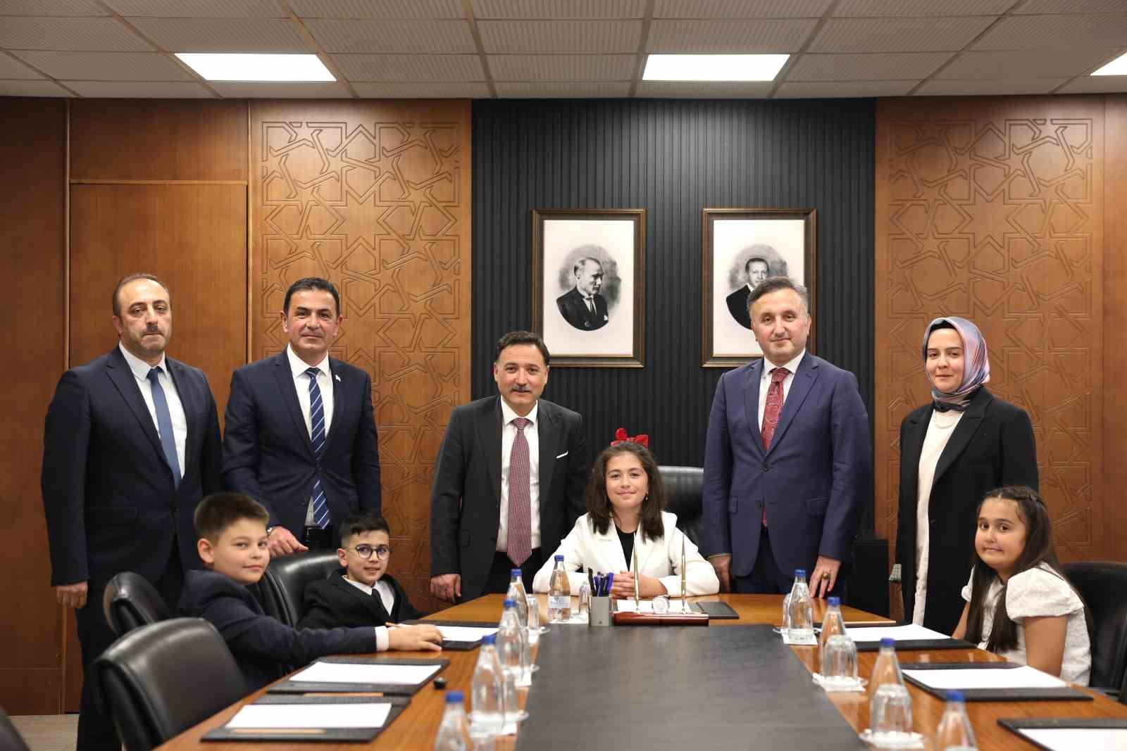 Vali &Ccedil;i&ccedil;ek&rsquo;in makamı 23 Nisan&rsquo;da &ccedil;ocuklara emanet
