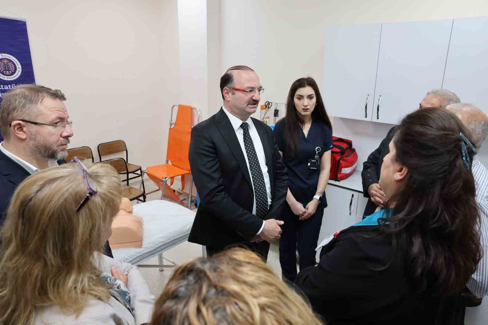 Atat&uuml;rk &Uuml;niversitesi Diş Hekimliği Fak&uuml;ltesinde OPDU Kliniği ve Acil Tıbbi M&uuml;dahale Odası hizmete girdi
