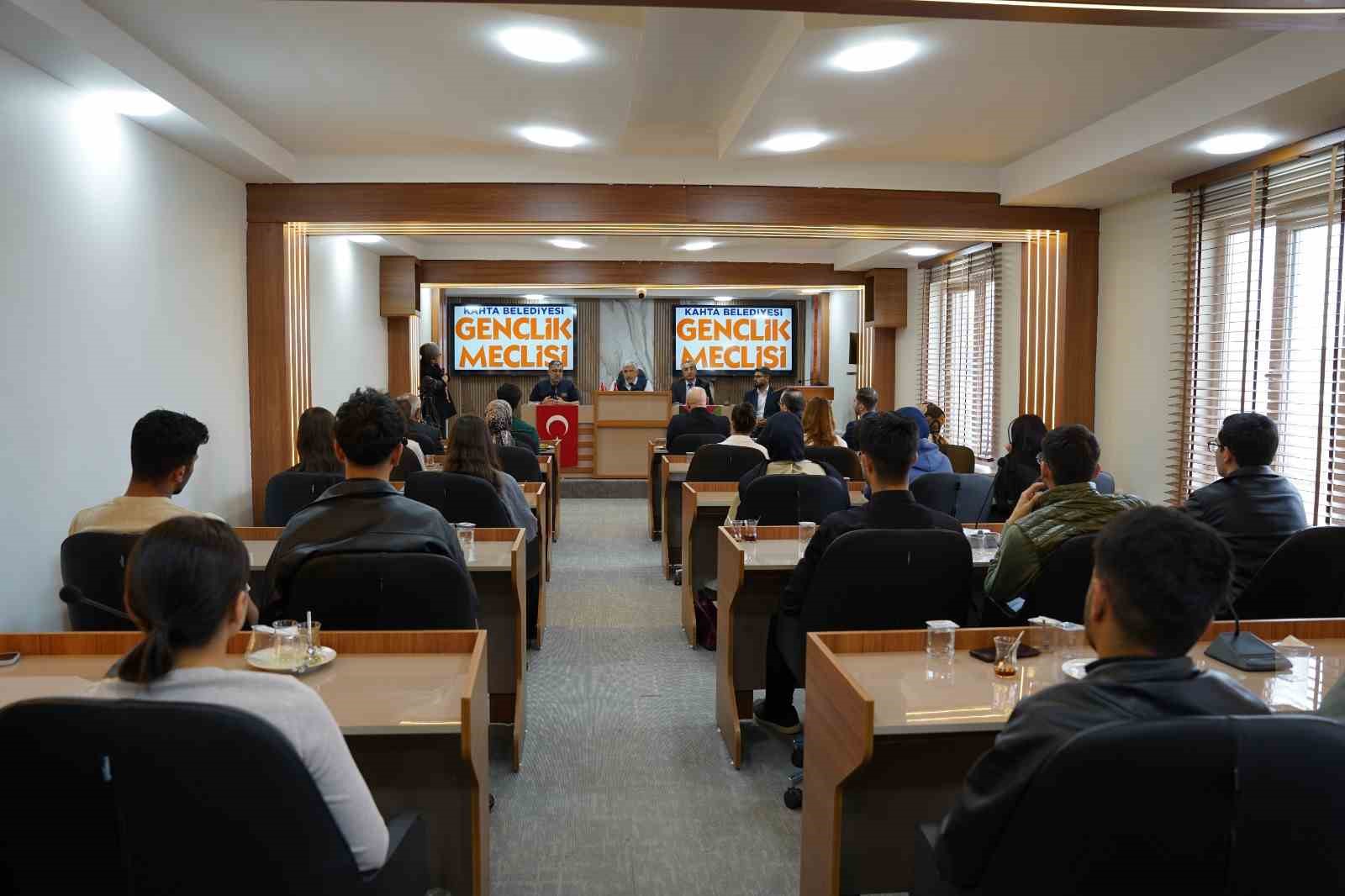 Kahta&rsquo;da gen&ccedil;lik vizyonu masaya yatırıldı
