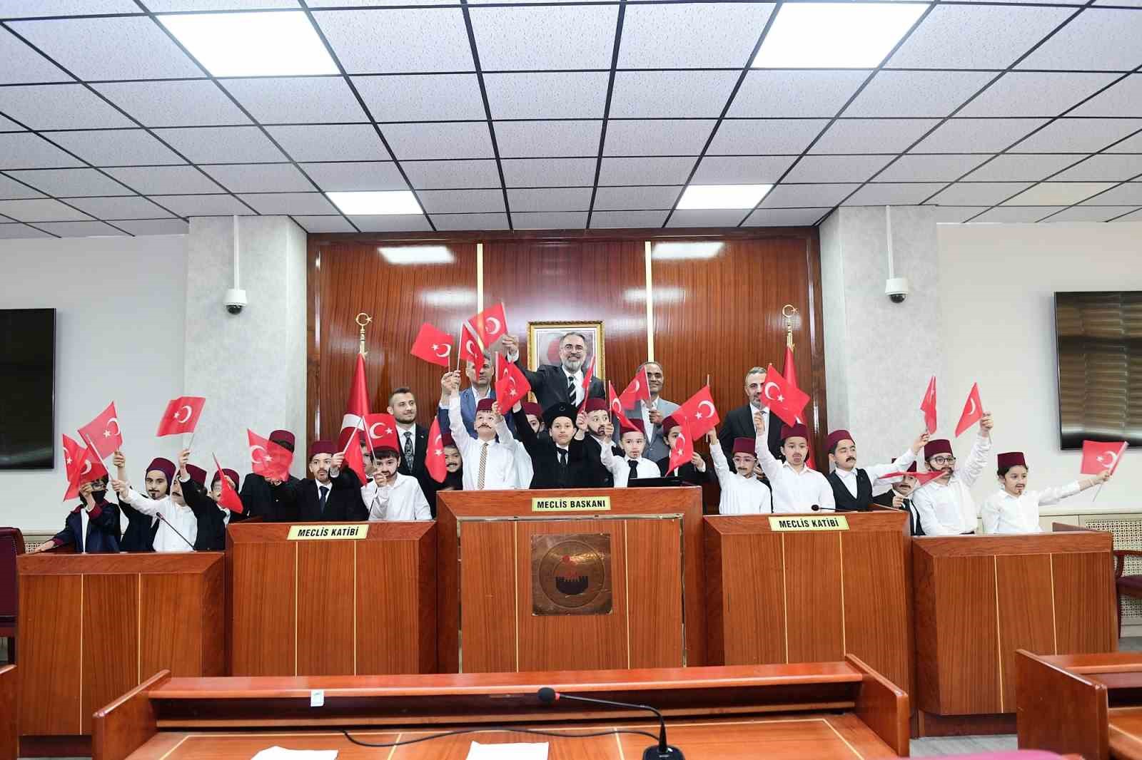 Kestel Belediyesi Meclis Salonu&rsquo;nda miniklerden tarihi canlandırma
