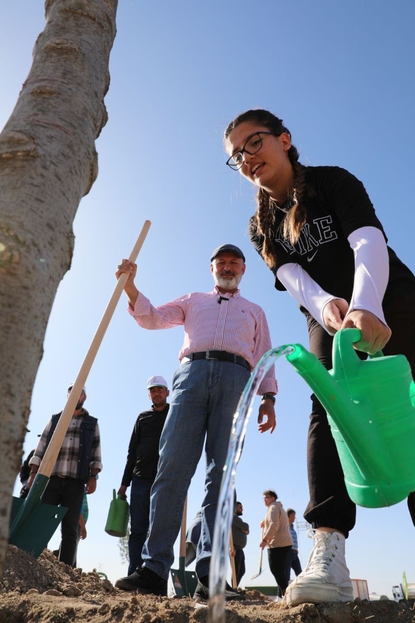 Başkan &Ccedil;olakbayrakdar: "&Ccedil;evreye yatırım, &ccedil;ocuklarımızın geleceğine yatırımdır"
