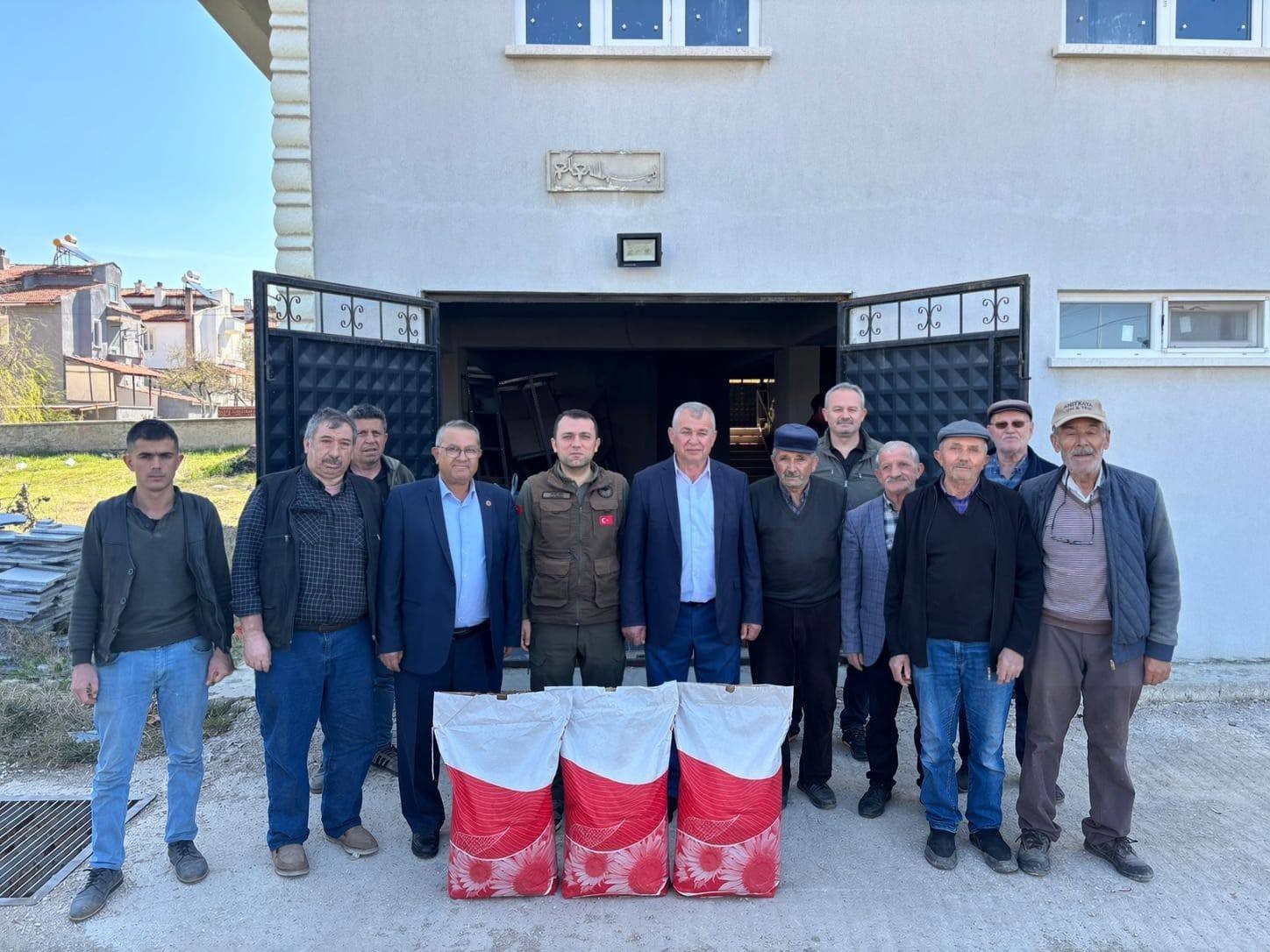 &Uuml;reticilere hibe destekli ay&ccedil;i&ccedil;eği tohumu dağıtıldı
