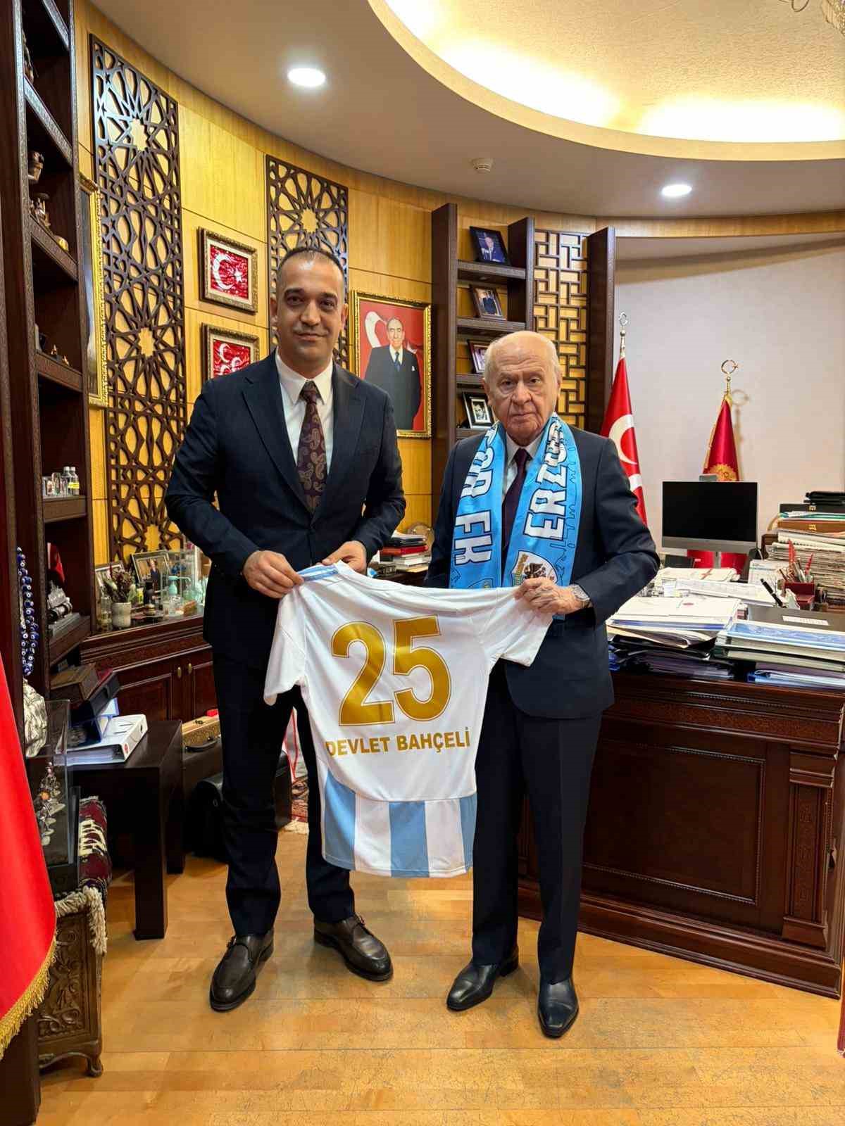 MHP&rsquo;li Yurdag&uuml;l&rsquo;den lider Bah&ccedil;eli&rsquo;ye şampiyonluk ziyareti: Erzurumspor forması takdim edildi
