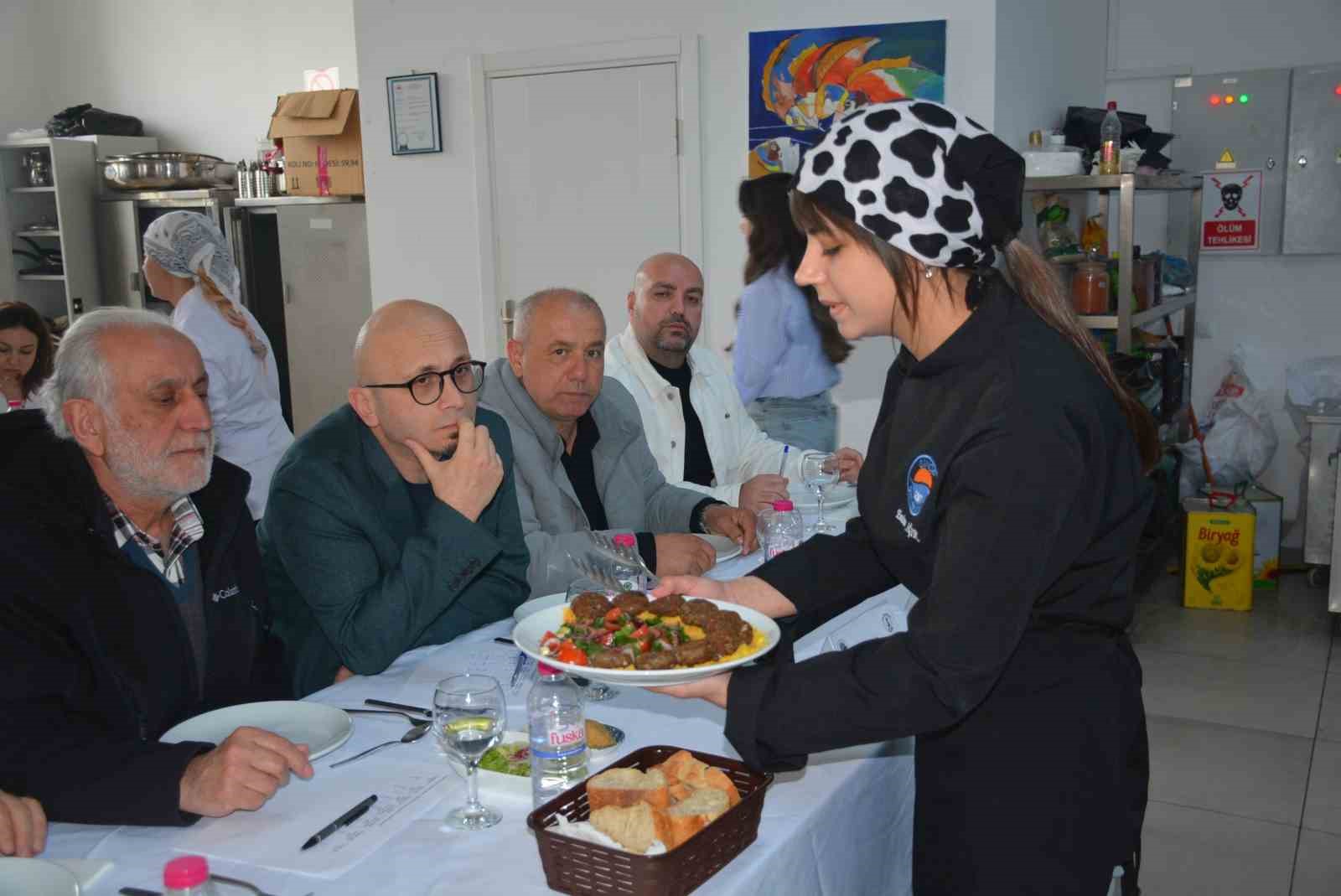 Sinop&rsquo;ta &uuml;niversite &ouml;ğrencilerinden "hamsi k&ouml;ftesi" yarışması
