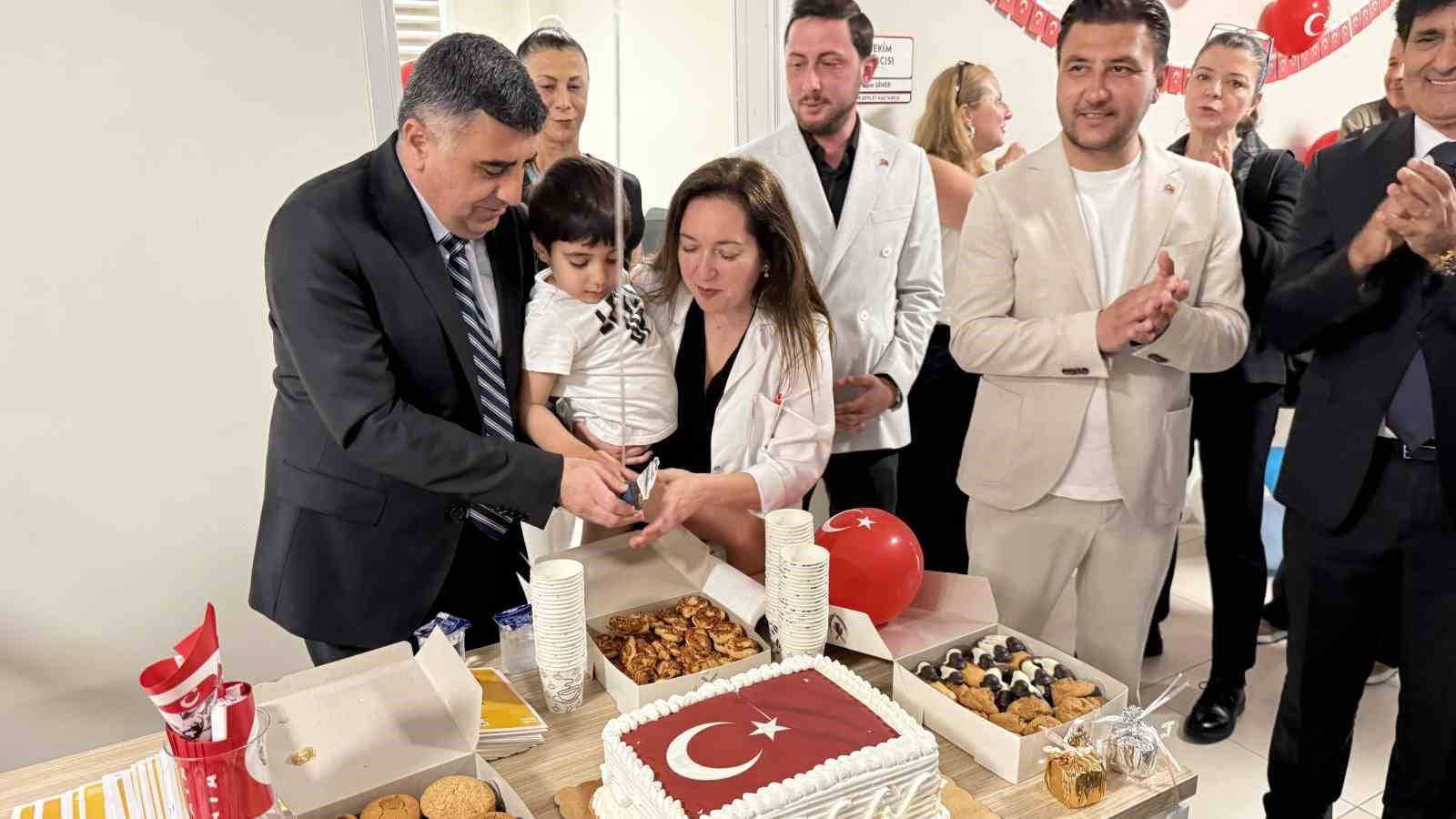 Hastanede tedavi g&ouml;ren &ccedil;ocuklara 23 Nisan s&uuml;rprizi
