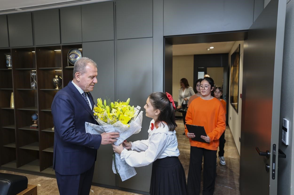 Başkan Se&ccedil;er makamını &ccedil;ocuklara bıraktı
