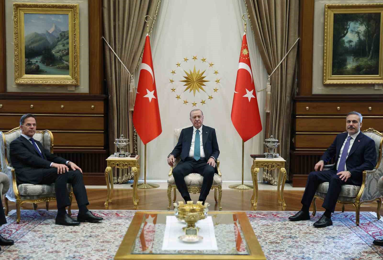 Cumhurbaşkanı Recep Tayyip Erdoğan, Cumhurbaşkanlığı K&uuml;lliyesi&rsquo;nde NATO Genel Sekreteri Mark Rutte ile bir araya geldi.
