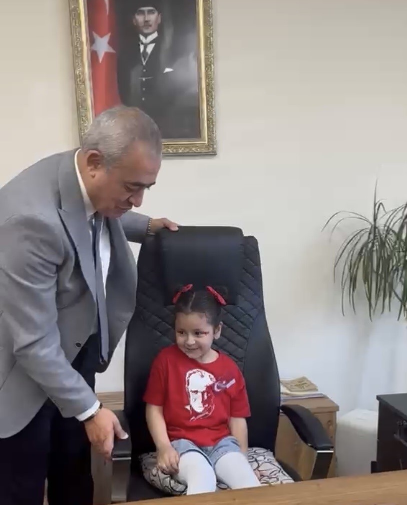 Minik &ouml;ğrenciler 3 tekerlekli bisikletleriyle kaymakamlığı ziyaret etti
