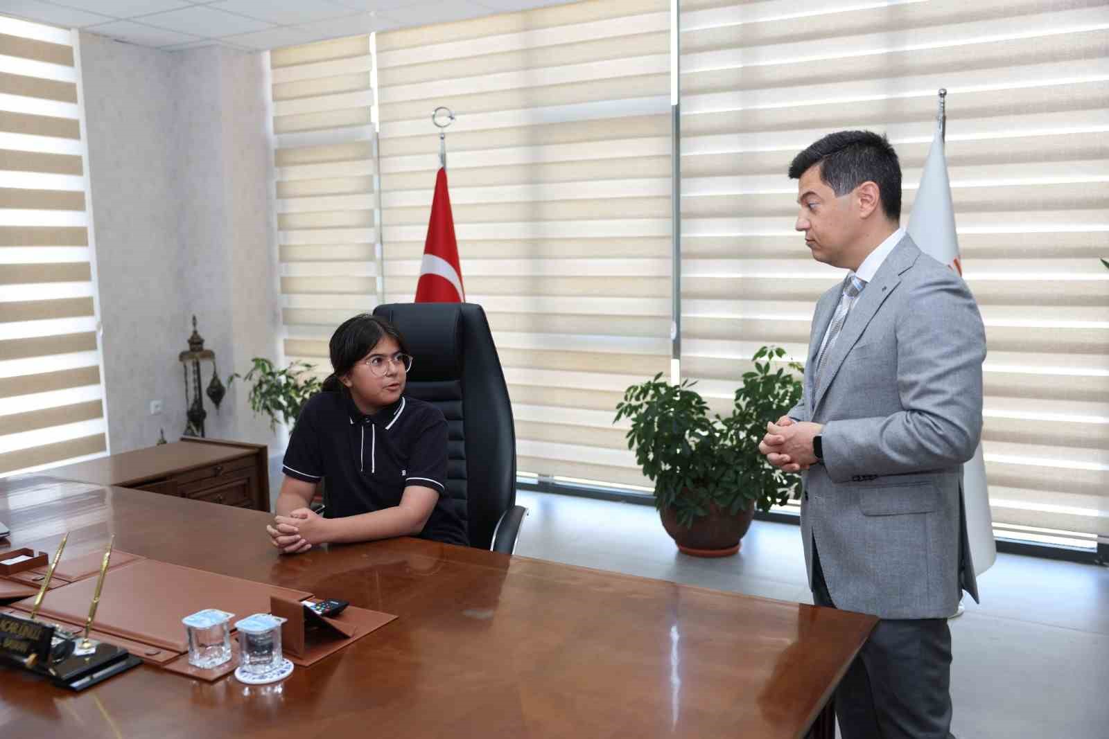 Marmaris&rsquo;te minik başkanlar koltuğu devraldı
