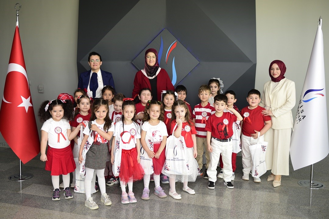 MCB&Uuml; Rekt&ouml;rl&uuml;ğ&uuml;nde 23 Nisan coşkusu
