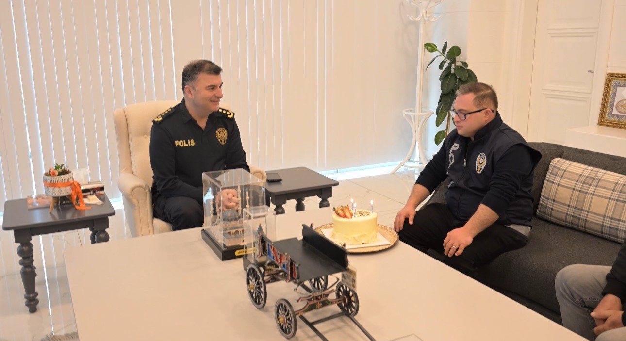 Polis olma hayali kuran gencin &ouml;zel g&uuml;n&uuml; Emniyet&rsquo;te kutlandı
