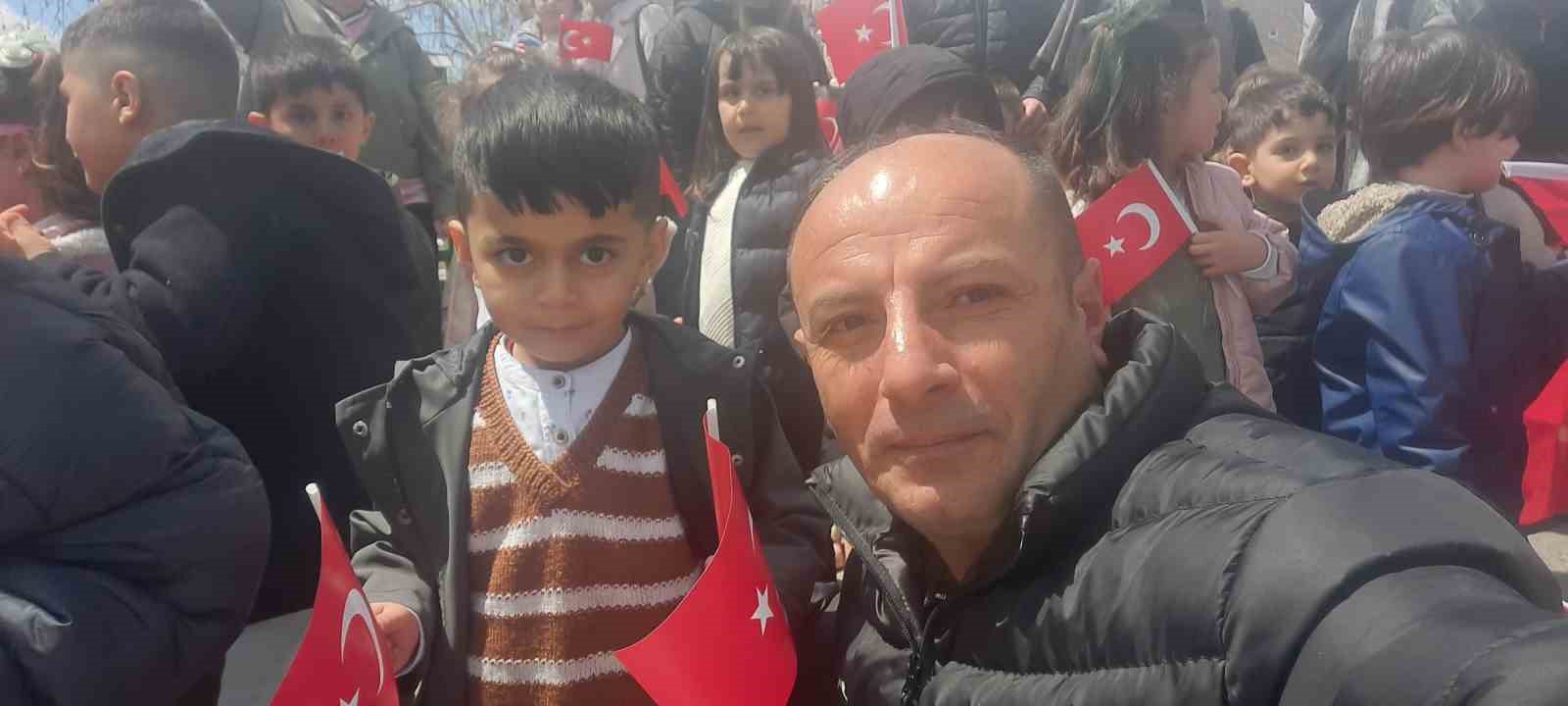 Eleşkirt&rsquo;te &ccedil;ocuklar ilk bayramlarını aileleriyle okulda kutladılar
